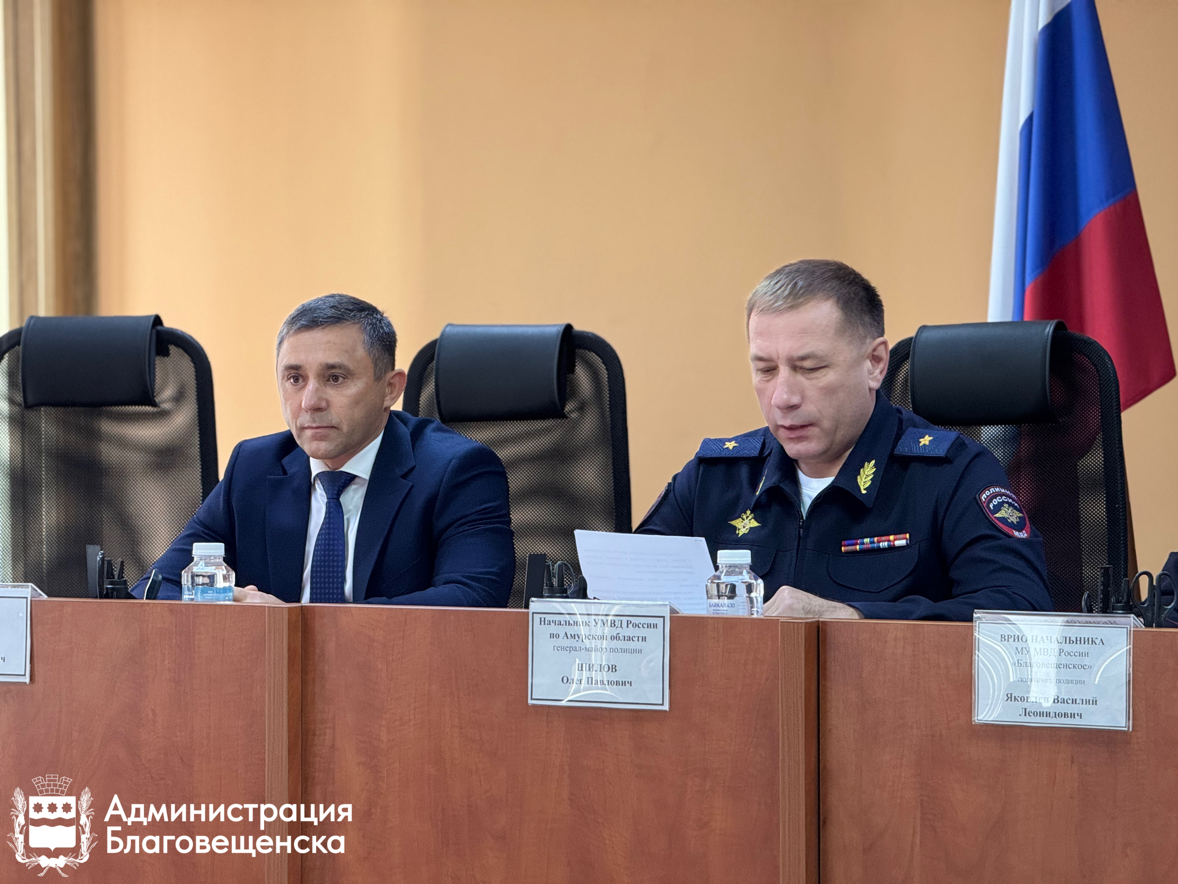 За добросовестную службу и высокие показатели: мэр Благовещенска Олег Имамеев наградил сотрудников полиции За добросовестную службу и высокие показатели: мэр Благовещенска Олег Имамеев наградил сотрудников полиции