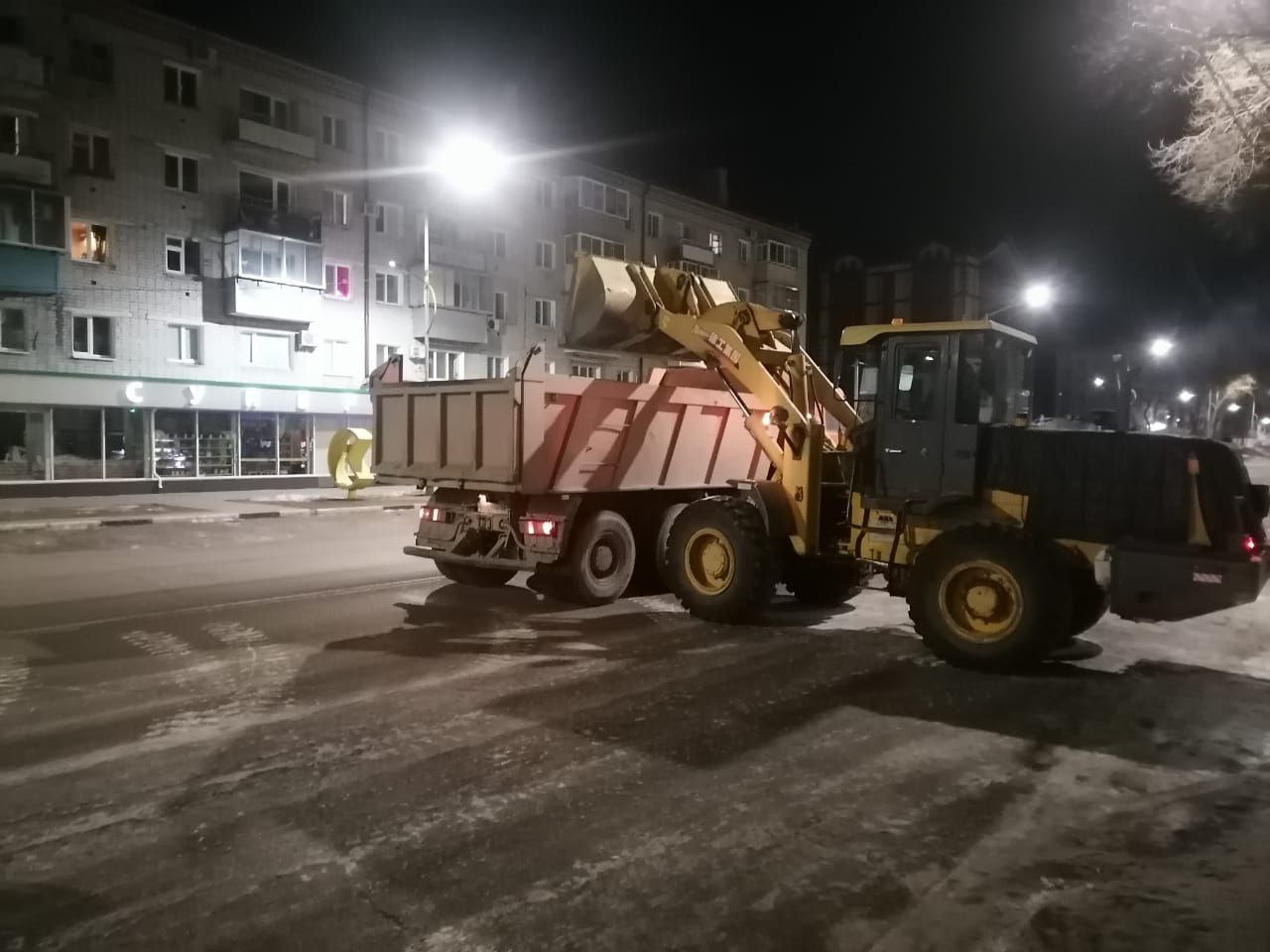 Перекрестки и тротуары стали чище ночью в Благовещенске Перекрестки и тротуары стали чище ночью в Благовещенске