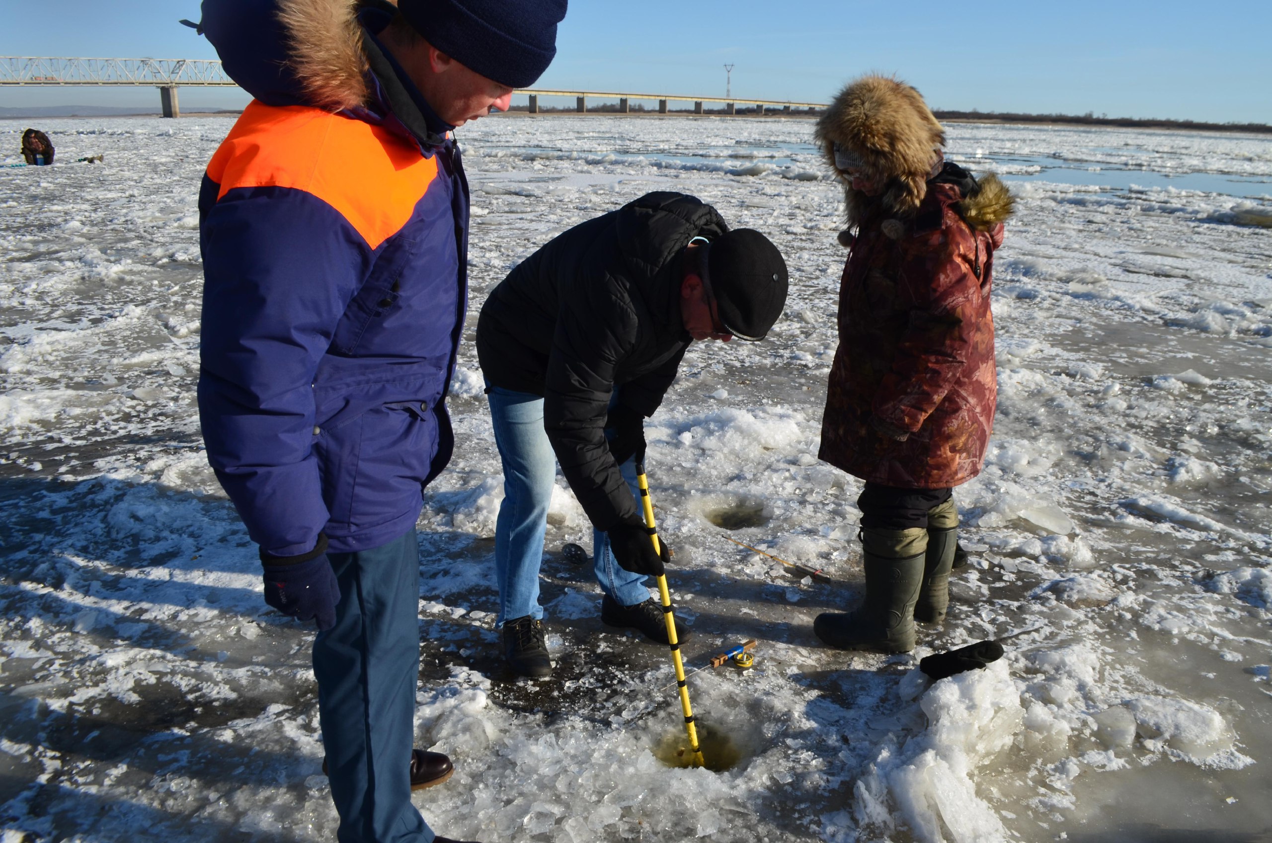 Благовещенские спасатели измерили толщину льда на Зее