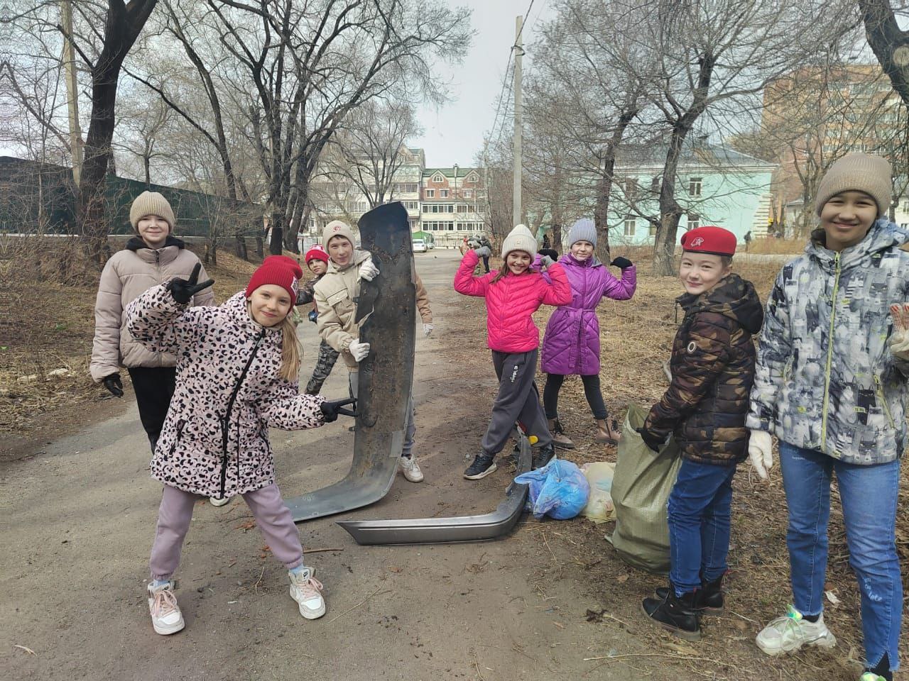 Библию, домофон и части автомобиля нашли школьники на субботнике в Благовещенске Библию, домофон и части автомобиля нашли школьники на субботнике в Благовещенске