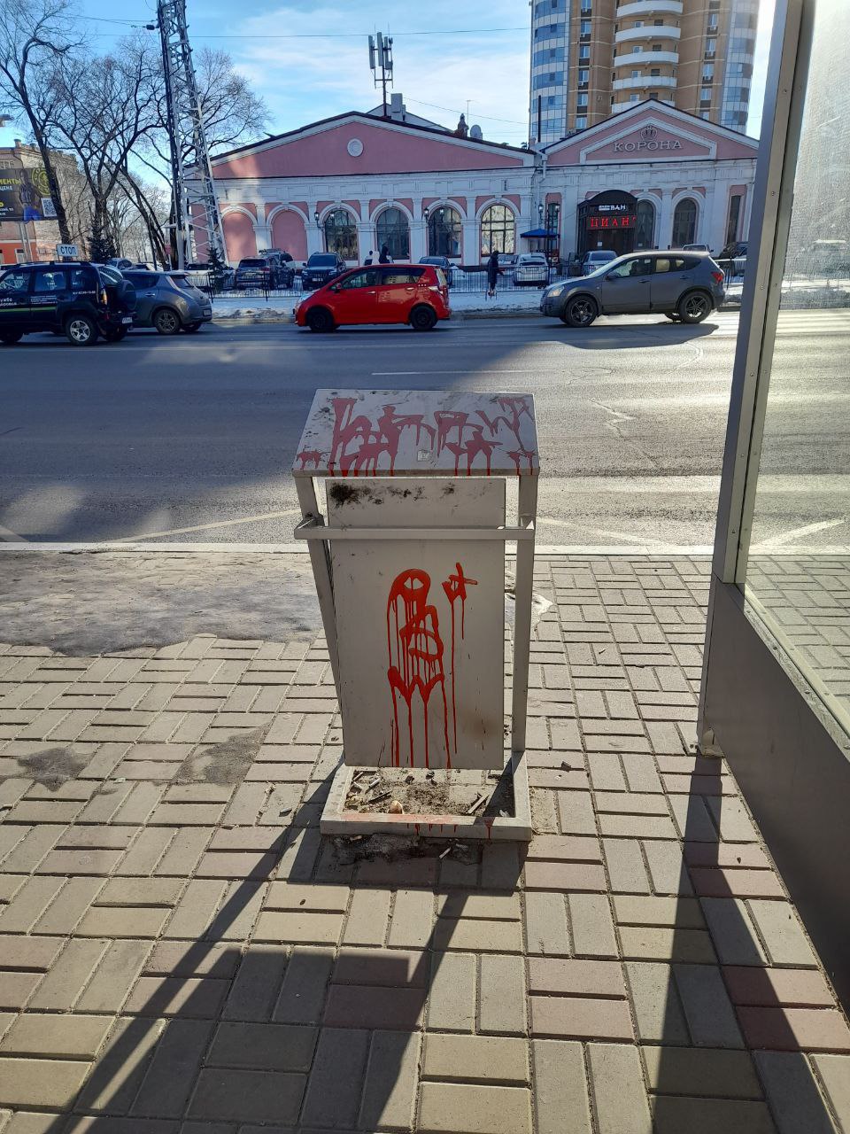 Малолетние вандалы изрисовали урну в центре Благовещенска Малолетние вандалы изрисовали урну в центре Благовещенска