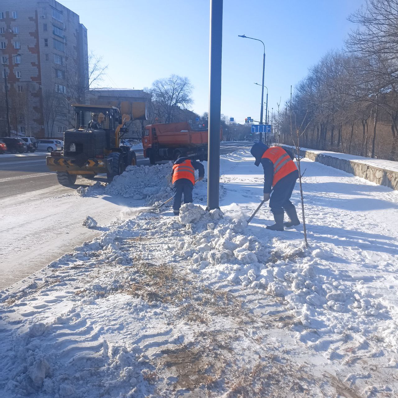 В Благовещенске ГСТК очищает дороги от снега