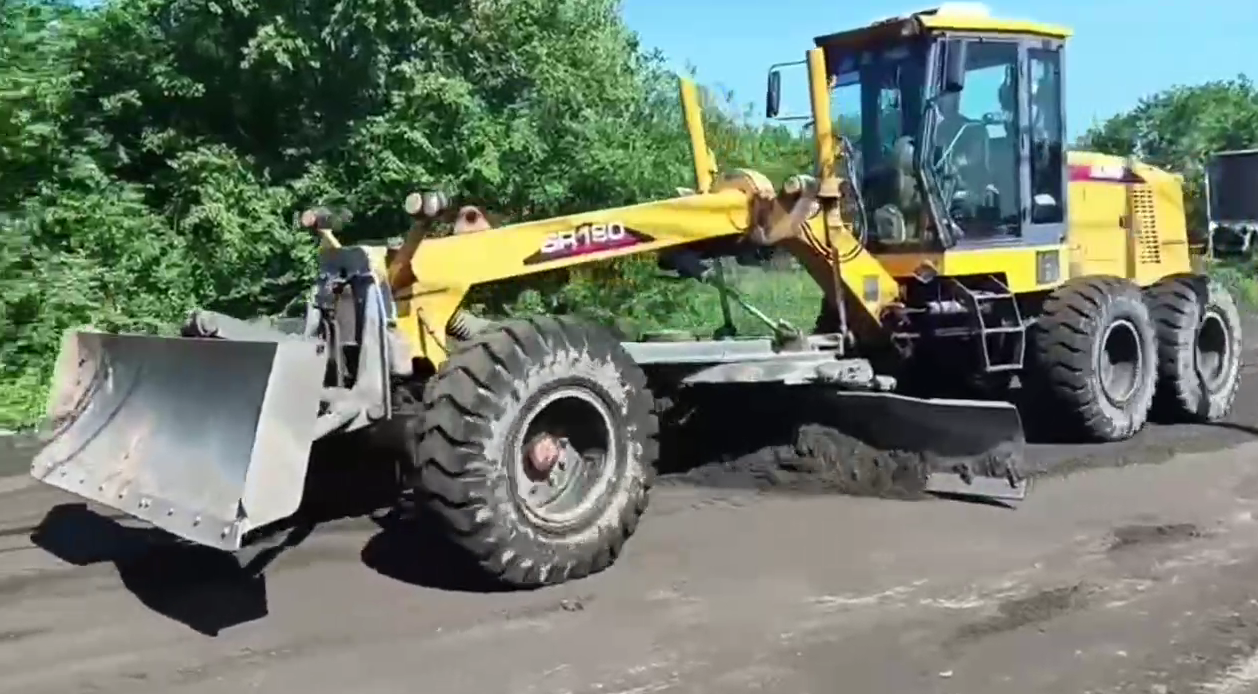 Сегодня по улицам Благовещенска проходит грейдер Сегодня по улицам Благовещенска проходит грейдер