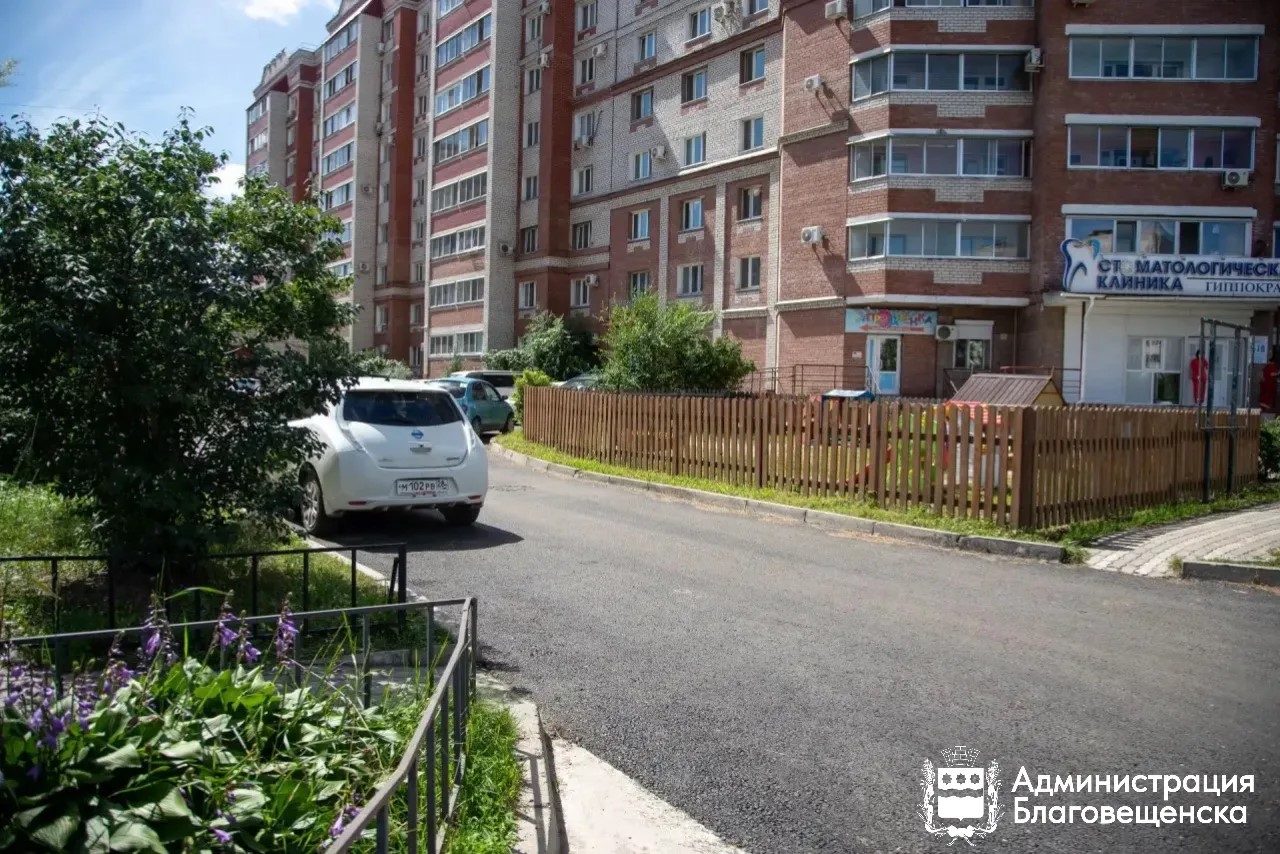 Девять внутриквартальных проездов заасфальтировали в Благовещенске. Дорожники заходят на новые объекты 