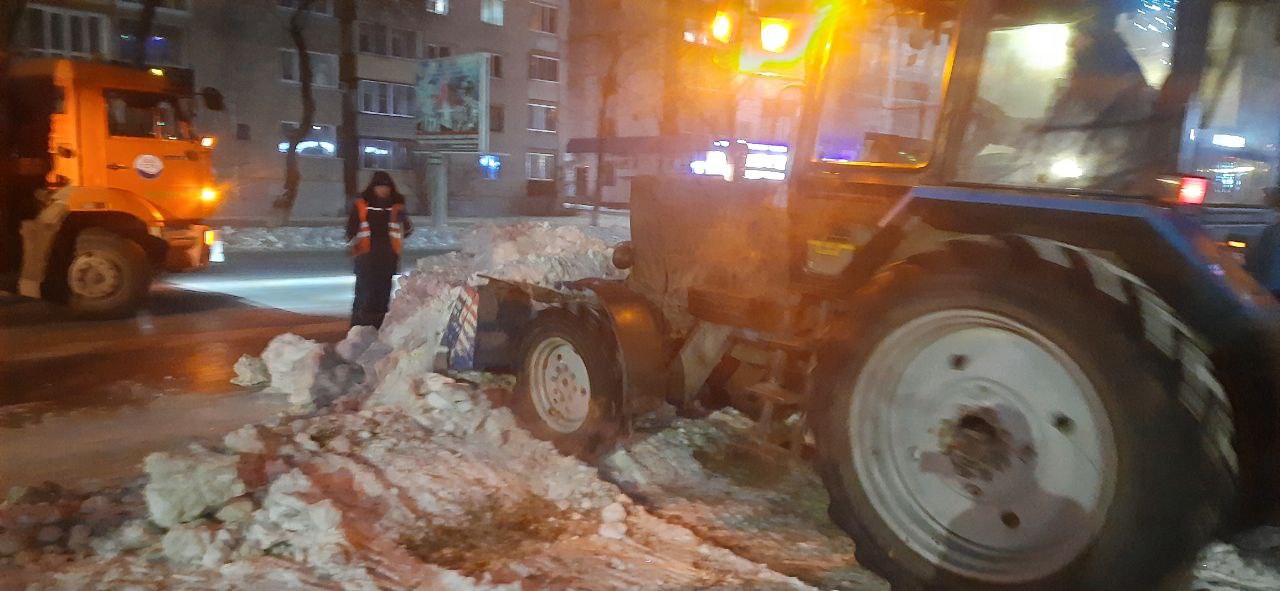 ГСТК убрал снежные валы с обочин в районе драмтеатра в Благовещенске 
