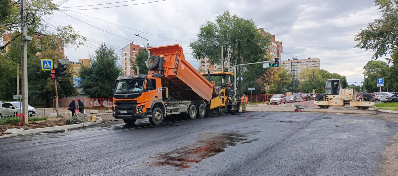 На одном из участков Октябрьской приступили к укладке 2-го слоя асфальта  На одном из участков Октябрьской приступили к укладке 2-го слоя асфальта