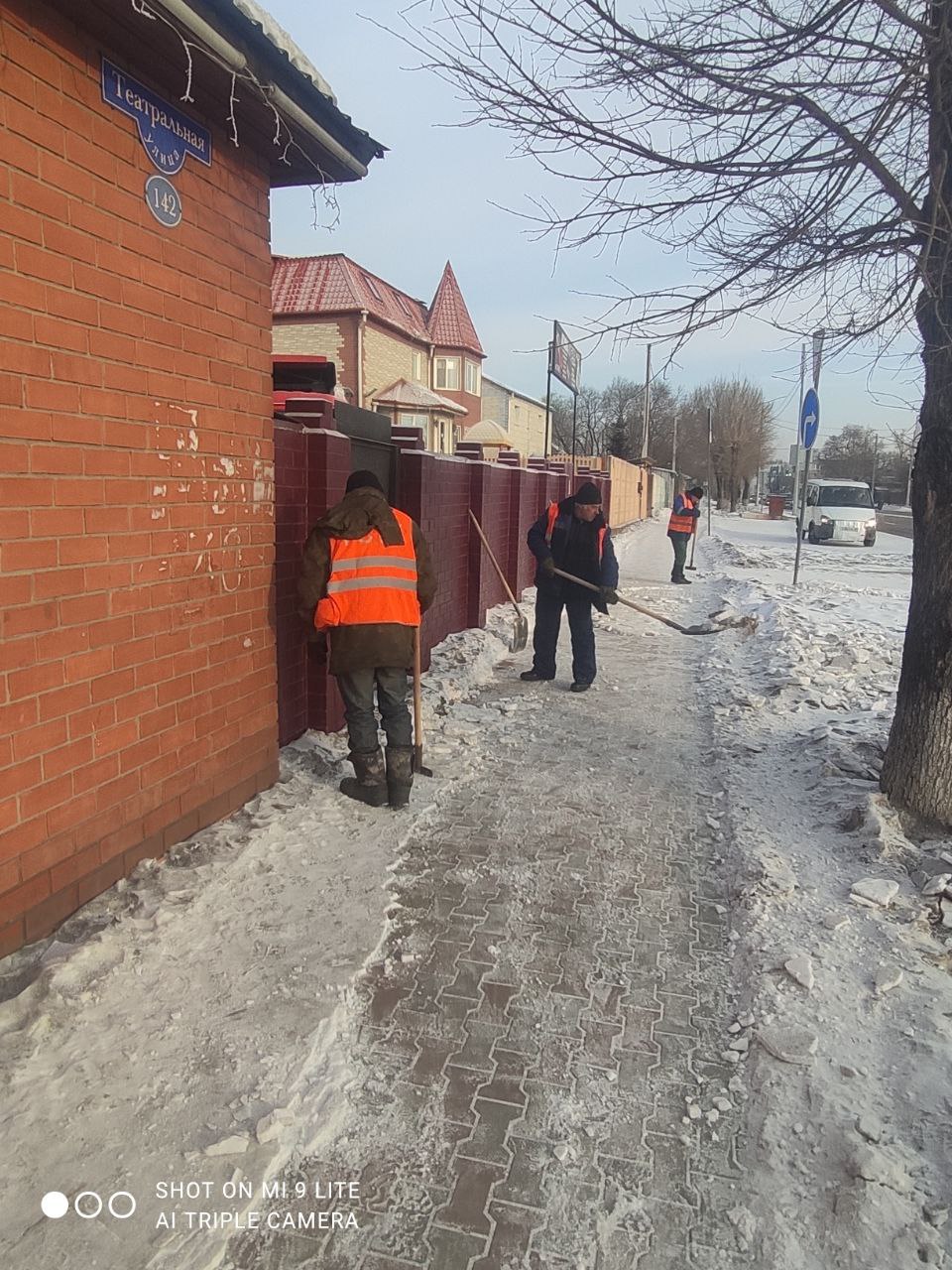 Рабочие ГСТК очистят дорогу возле 10 школы Рабочие ГСТК очистят дорогу возле 10 школы