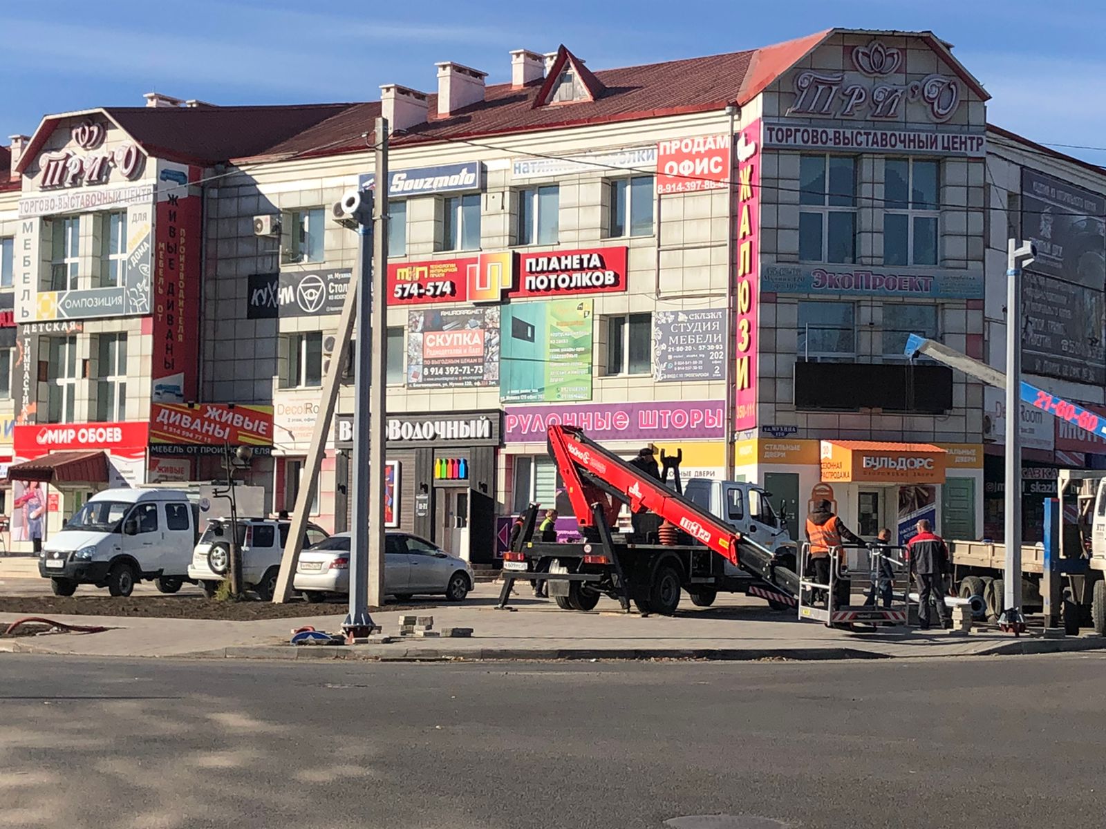 На улице Мухина в Благовещенске устанавливают светофоры На улице Мухина в Благовещенске устанавливают светофоры