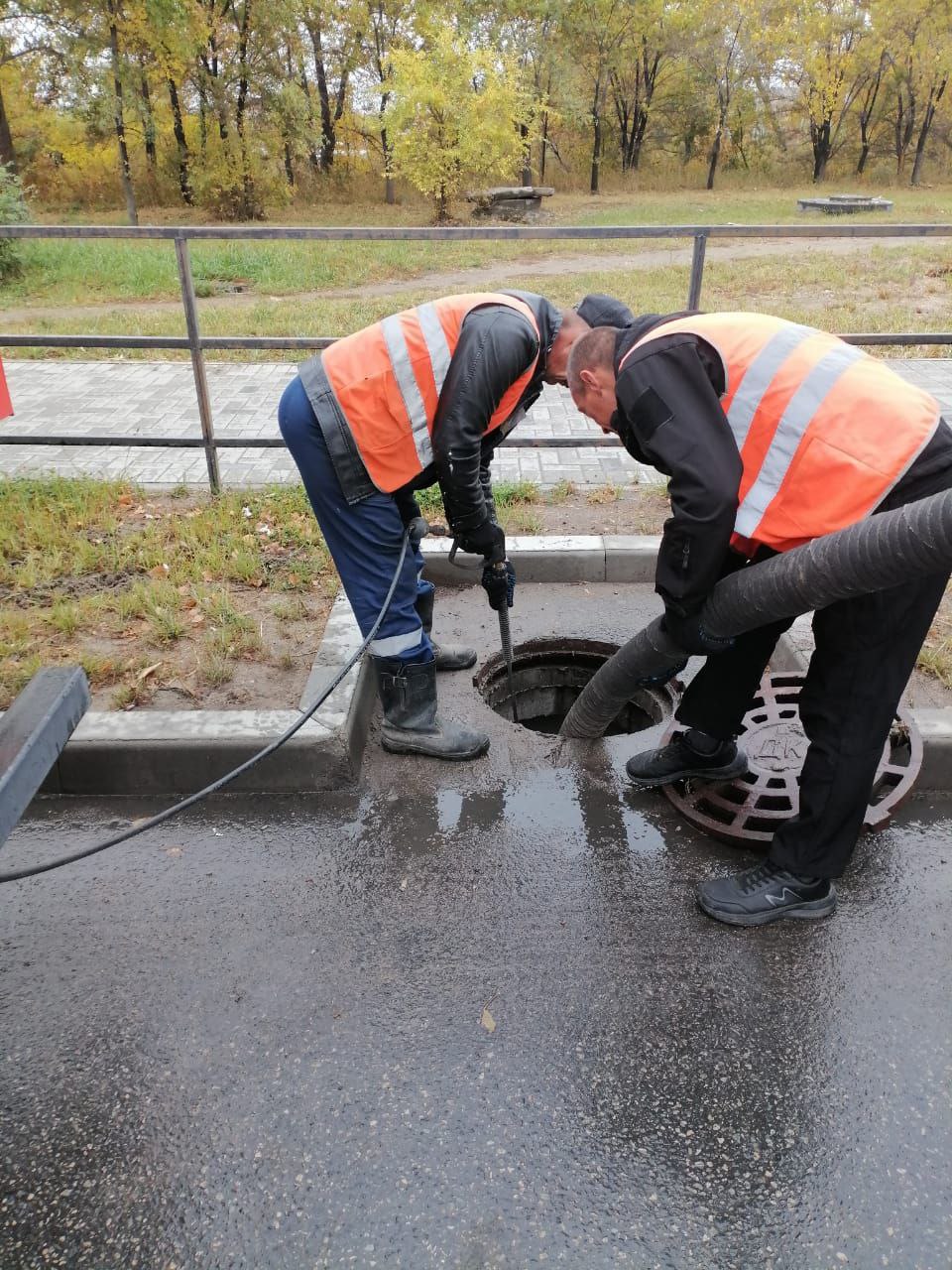 Промыть ливневку и подсыпать выбоины: дорожные рабочие рассказали, как поддерживают чистоту магистралей областного центра