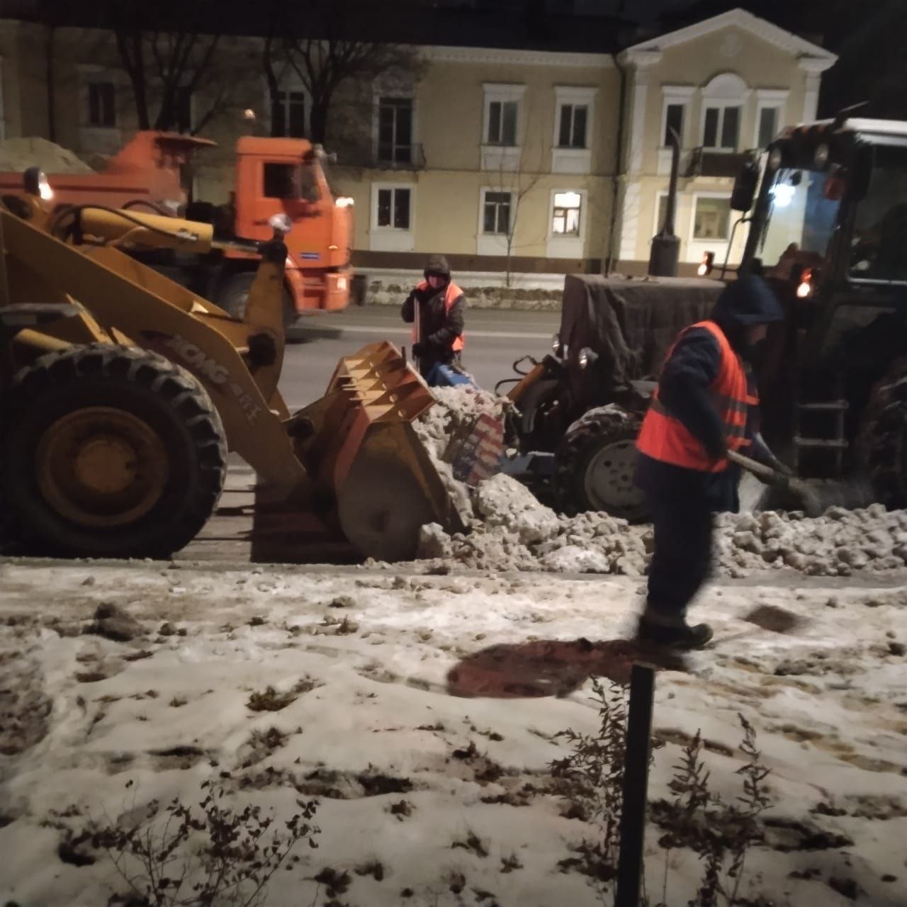 ГСТК за ночь очистил тротуары на Больничной, Красноармейской и Загородной