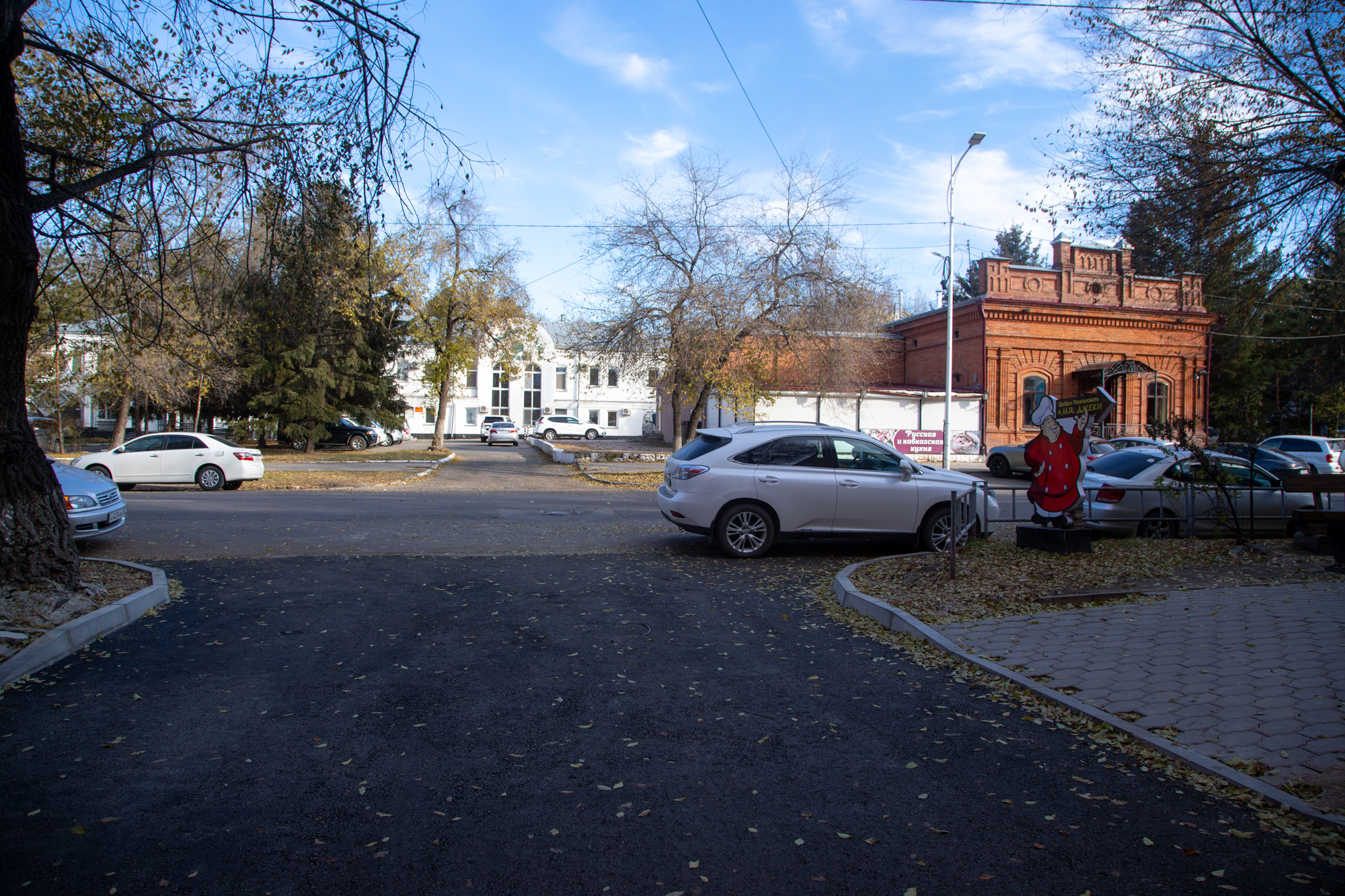 Во дворах Благовещенска за счет экономии средств обновляют проезды Во дворах Благовещенска за счет экономии средств обновляют проезды