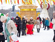 На площади Ленина и набережной Амура прошли народные гуляния в честь масленицы