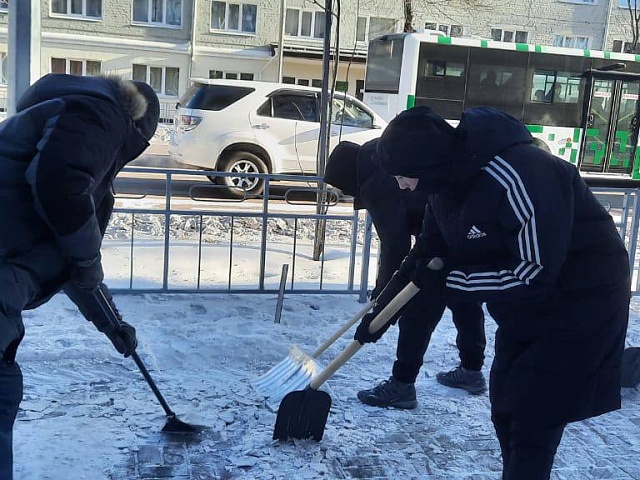 Благовещенские студенты помогают очищать город от снега