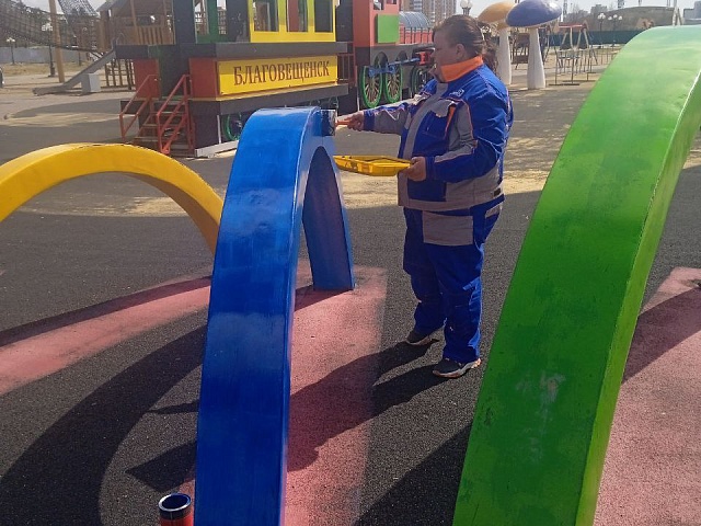 ГСТК ремонтирует покрытие на детской площадке в Благовещенске