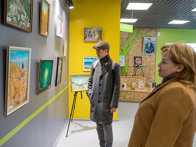 Выставка работ членов клуба «Живопись в третьем возрасте» Ассоциации пожилых людей открыла свои двери в «Чеховке»
