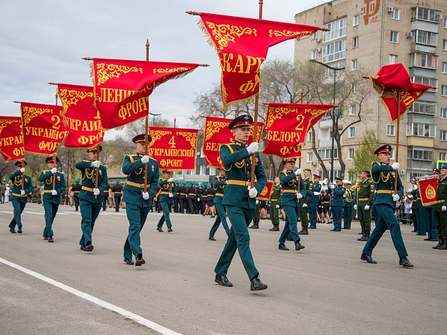 Почти 2 тысячи благовещенцев, военная и ретротехника прошли парадом в День Победы 