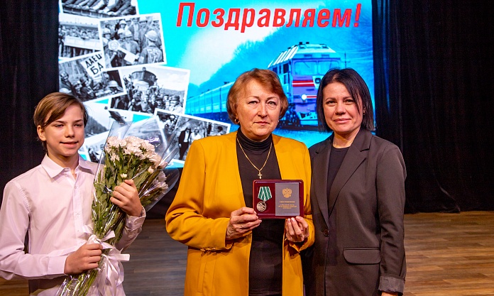 Церемония награждения медалями «За строительство Байкало-Амурской магистрали»