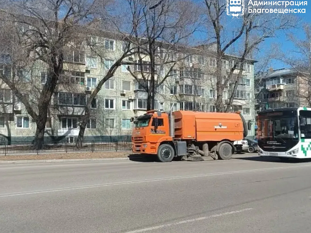 Около пяти тонн мусора собирает новый пылесос-генератор с улиц Благовещенска ежедневно