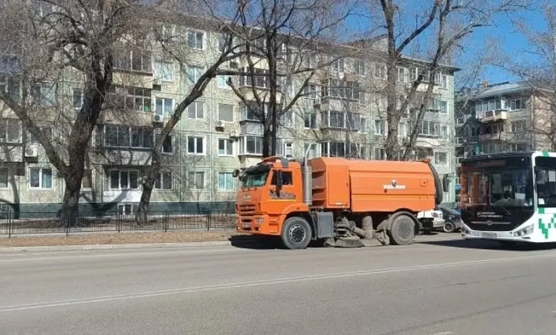 Около пяти тонн мусора собирает новый пылесос-генератор с улиц Благовещенска ежедневно