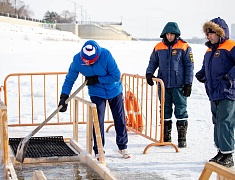 В Благовещенске в купель на Амуре в Крещение окунулись больше двух тысяч человек