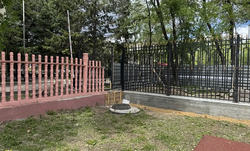 В Алексеевской гимназии начали устанавливать забор и готовятся к укреплению фундамента пристройки