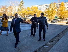 Мэр Благовещенска Олег Имамеев в ходе выездного совещания проконтролировал ход работ на универсальной спортплощадке в микрорайоне