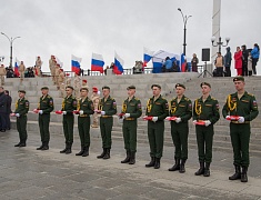 В честь Дня Победы в Благовещенске развернули знамя Победы