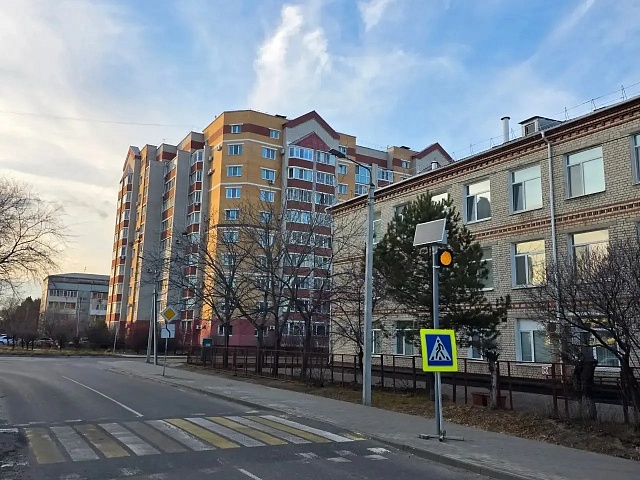 В Благовещенске повышают безопасность на дорогах: в районе 10-ой школы установили жёлтый мигающий светофор 