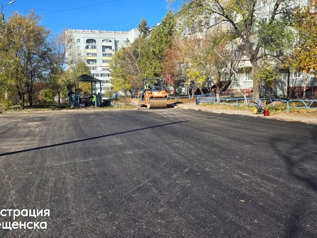 Заканчивают в посёлке Аэропорт, начинают на Ленина: где на этой неделе заасфальтируют междворовые проезды
