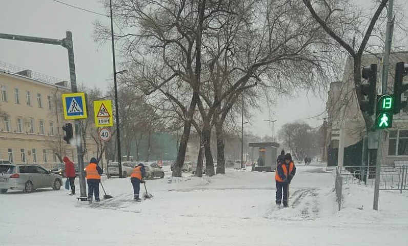 Вручную и спецтехникой: в уборке города задействованы коммунальные службы и управляющие компании 