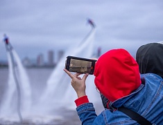 Впервые в Благовещенске гидрошоу на набережной озарил салют