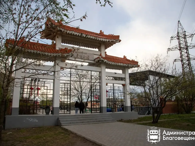 В Благовещенске обустраивают парковку в районе парка Дружбы