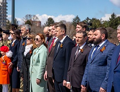 Копию Знамени Победы подняли на флагшток в Благовещенске в преддверии 9 Мая