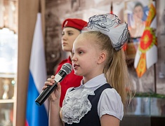 В школе № 10 открыли "Уголок памяти Героя" и установили "Парту Героя"
