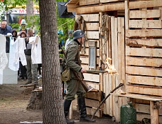 Реконструкцию боя Великой Отечественной войны показали гостям Городского парка в День Победы