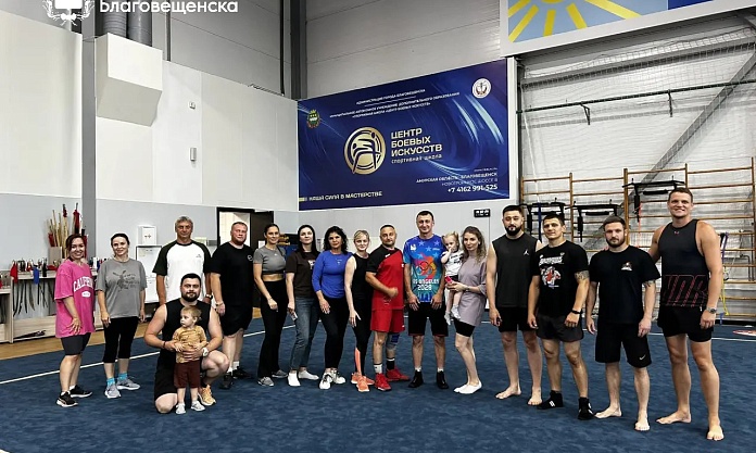 Благовещенские семьи посоревновались в ловкости во время эстафеты, посвящённой Дню семьи, любви и верности