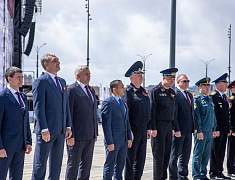 Копию Знамени Победы подняли на флагшток в Благовещенске в преддверии 9 Мая