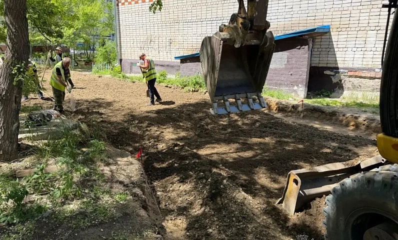 В Благовещенске приводят в порядок междворовые проезды. Работы идут в Моховой Пади