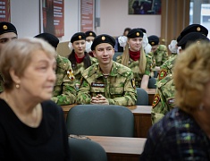 Мэр Благовещенска Олег Имамеев вручил кубок наставника месяца Виктору Ныркову