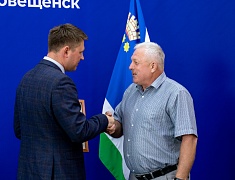 В Благовещенске работников торговли отметили Почетными грамотами