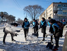 Благовещенские студенты почистили тротуары возле медучреждений