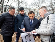 Мэр Благовещенска Олег Имамеев провел выездное совещание по благоустройству сквера водников