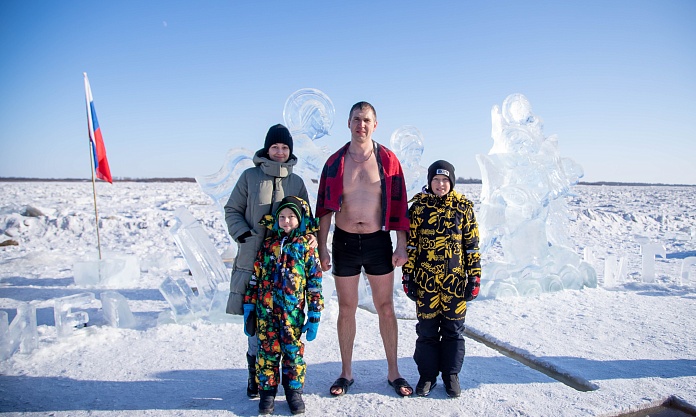  Благовещенцы окунулись в прорубь на Крещение