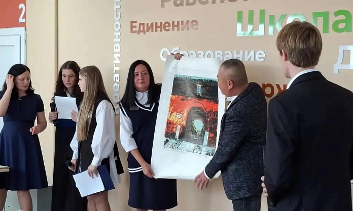Благовещенской школе подарили 50 картин китайских художников