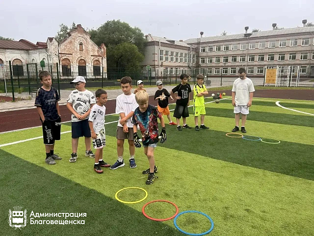 Экскурсии в музеи, плавание в бассейнах, изучение китайской культуры: более семи тысяч благовещенских детей смогли с пользой провести время в пришкольных и загородных лагерях