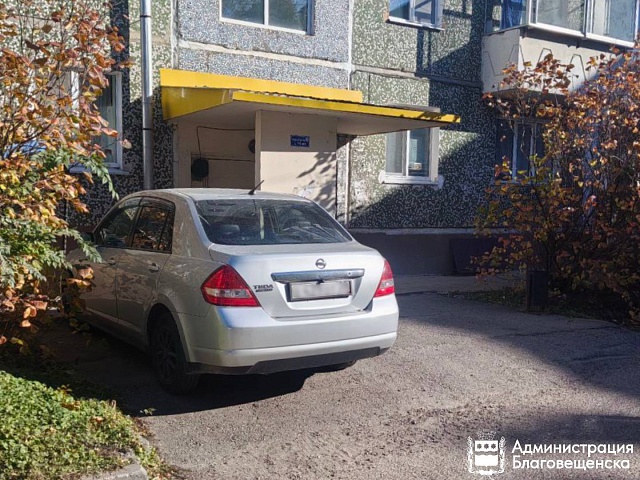 Благовещенские водители поплатились за авто, оставленные на газоне Благовещенские водители поплатились за авто, оставленные на газоне