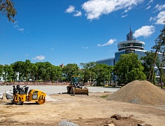 Рабочее совещание по ремонту стадиона Алексеевской гимназии провел мэр Благовещенска Олег Имамеев