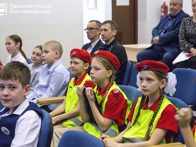 Школьники Благовещенска соревнуются в знании правил дорожного движения в конкурсе «Безопасное колесо»