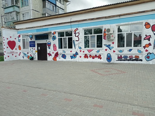 Поликлинику №2 города Благовещенска украсили рисунки волонтеров