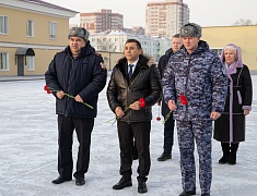 Мэр Благовещенска Олег Имамеев вручил кубок наставника месяца Виктору Ныркову